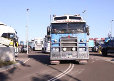Truckies caring for kids: Huge turnout for Sydney convoy fundraiser